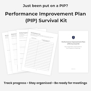 Könnte beinhalten: Ein weißes Performance Improvement Plan (PIP) Survival Kit, das mehrere Seiten mit gedruckten Dokumenten enthält. Der Text auf den Dokumenten lautet "Performance Improvement Plan (PIP) Survival Kit" und "Track progress • Stay organised • Be ready for meetings."