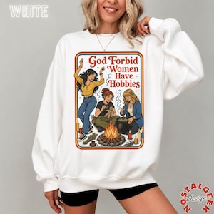 Camiseta divertida de estilo feminista oscuro para mujer, camiseta "Dios no quiera que las mujeres tengan pasatiempos", camiseta gráfica estilo cottagecore con temática de brujas y libros, regalo para ella. imagen 10