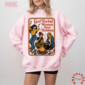 Camiseta divertida de estilo feminista oscuro para mujer, camiseta "Dios no quiera que las mujeres tengan pasatiempos", camiseta gráfica estilo cottagecore con temática de brujas y libros, regalo para ella. Light Pink