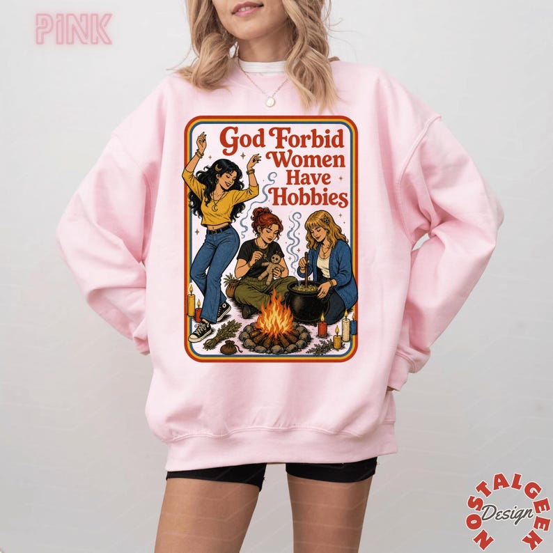 Camiseta divertida de estilo feminista oscuro para mujer, camiseta "Dios no quiera que las mujeres tengan pasatiempos", camiseta gráfica estilo cottagecore con temática de brujas y libros, regalo para ella. Light Pink
