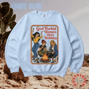 Camiseta divertida de estilo feminista oscuro para mujer, camiseta "Dios no quiera que las mujeres tengan pasatiempos", camiseta gráfica estilo cottagecore con temática de brujas y libros, regalo para ella. Light Blue