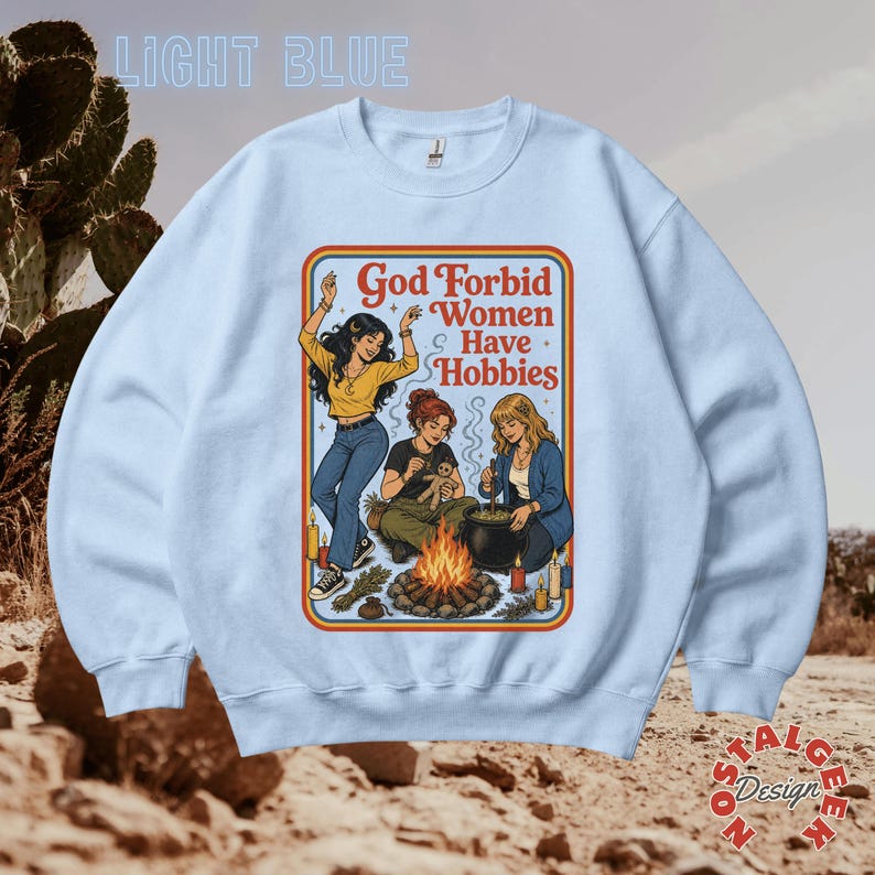 Camiseta divertida de estilo feminista oscuro para mujer, camiseta "Dios no quiera que las mujeres tengan pasatiempos", camiseta gráfica estilo cottagecore con temática de brujas y libros, regalo para ella. Light Blue