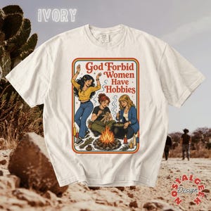 Camiseta divertida de estilo feminista oscuro para mujer, camiseta "Dios no quiera que las mujeres tengan pasatiempos", camiseta gráfica estilo cottagecore con temática de brujas y libros, regalo para ella. Ivory