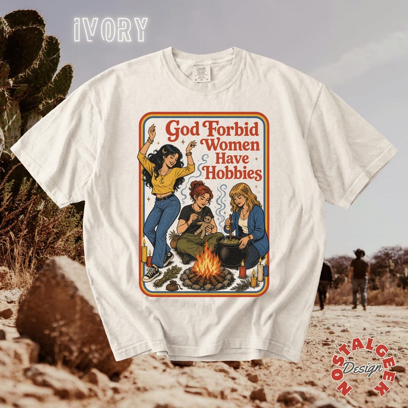 Camiseta divertida de estilo feminista oscuro para mujer, camiseta "Dios no quiera que las mujeres tengan pasatiempos", camiseta gráfica estilo cottagecore con temática de brujas y libros, regalo para ella. Ivory