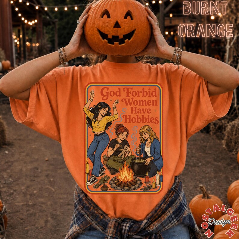 Camiseta divertida de estilo feminista oscuro para mujer, camiseta "Dios no quiera que las mujeres tengan pasatiempos", camiseta gráfica estilo cottagecore con temática de brujas y libros, regalo para ella. Burnt Orange