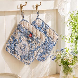 Blue Toile de Jouy Pot Holders, 100% Cotton Kitchen Mitts, Heat-Resistant Padding