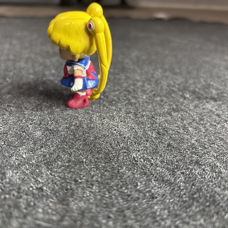 Figura mini chibi de Sailor Moon de Bandai, anime japonés vintage de los años 90 (2 pulgadas). imagen 3