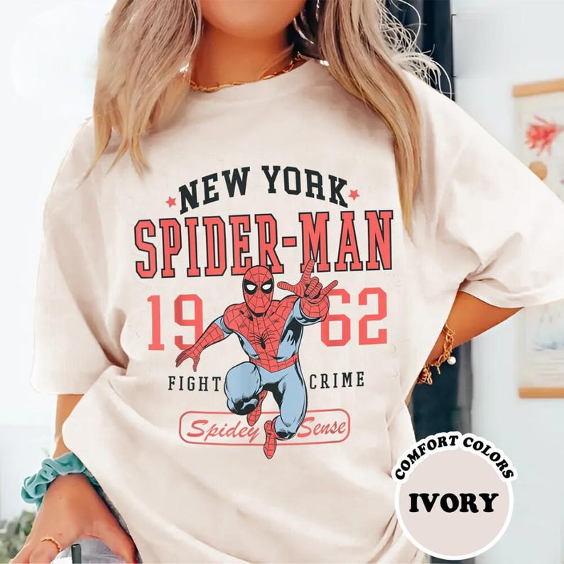 Camiseta retro de Spider-Man de 1962, camiseta vintage con la portada del cómic Amazing Spider-Man, superhéroe rosa de los Vengadores, regalo para un viaje familiar a Disneyland. imagen 2