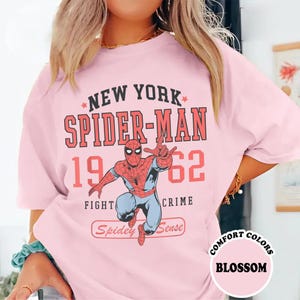 Camiseta retro de Spider-Man de 1962, camiseta vintage con la portada del cómic Amazing Spider-Man, superhéroe rosa de los Vengadores, regalo para un viaje familiar a Disneyland. imagen 1