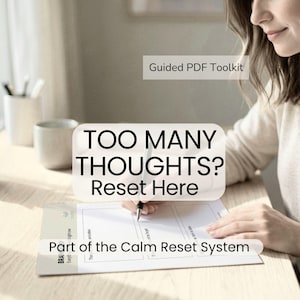 Könnte beinhalten: Eine Person schreibt auf einem Arbeitsblatt mit der Aufschrift "Part of the Calm Reset System". Das Arbeitsblatt liegt auf einer hellen Holzoberfläche. Der Text auf dem Arbeitsblatt lautet "TOO MANY THOUGHTS? Reset Here". Eine Sukkulentenpflanze und eine Tasse sind sichtbar.