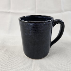 Vintage Pigeon Forge keramikmugg signerad D. Ferguson mörkblå spräcklig stengods