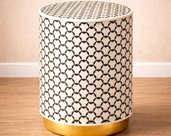 Mesita auxiliar cilíndrica de madera pulida con incrustaciones de hueso y diseño geométrico, hecha a mano.