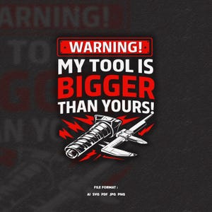 Op de afbeelding: Grafisch ontwerp met de tekst "WARNING! MY TOOL IS BIGGER THAN YOURS!" in wit en rood. De afbeelding bevat een bout en een schuifmaat, met bliksemgraphics. De bestandsformaten zijn AI, SVG, PDF, JPG en PNG.