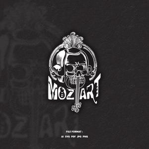Può includere: Un design grafico bianco su sfondo nero presenta un teschio con cuffie, uno strumento musicale e la parola "MOZART" in testo stilizzato. Il design include elementi decorativi ornati e i formati file: AI SVG PDF JPG PNG.