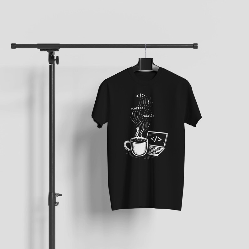 Może przedstawiać: Biały ceramiczny kubek z czarnym uchwytem i napisem "But First, Coffee" czarną, odręczną czcionką. Kubek stoi na białej powierzchni.