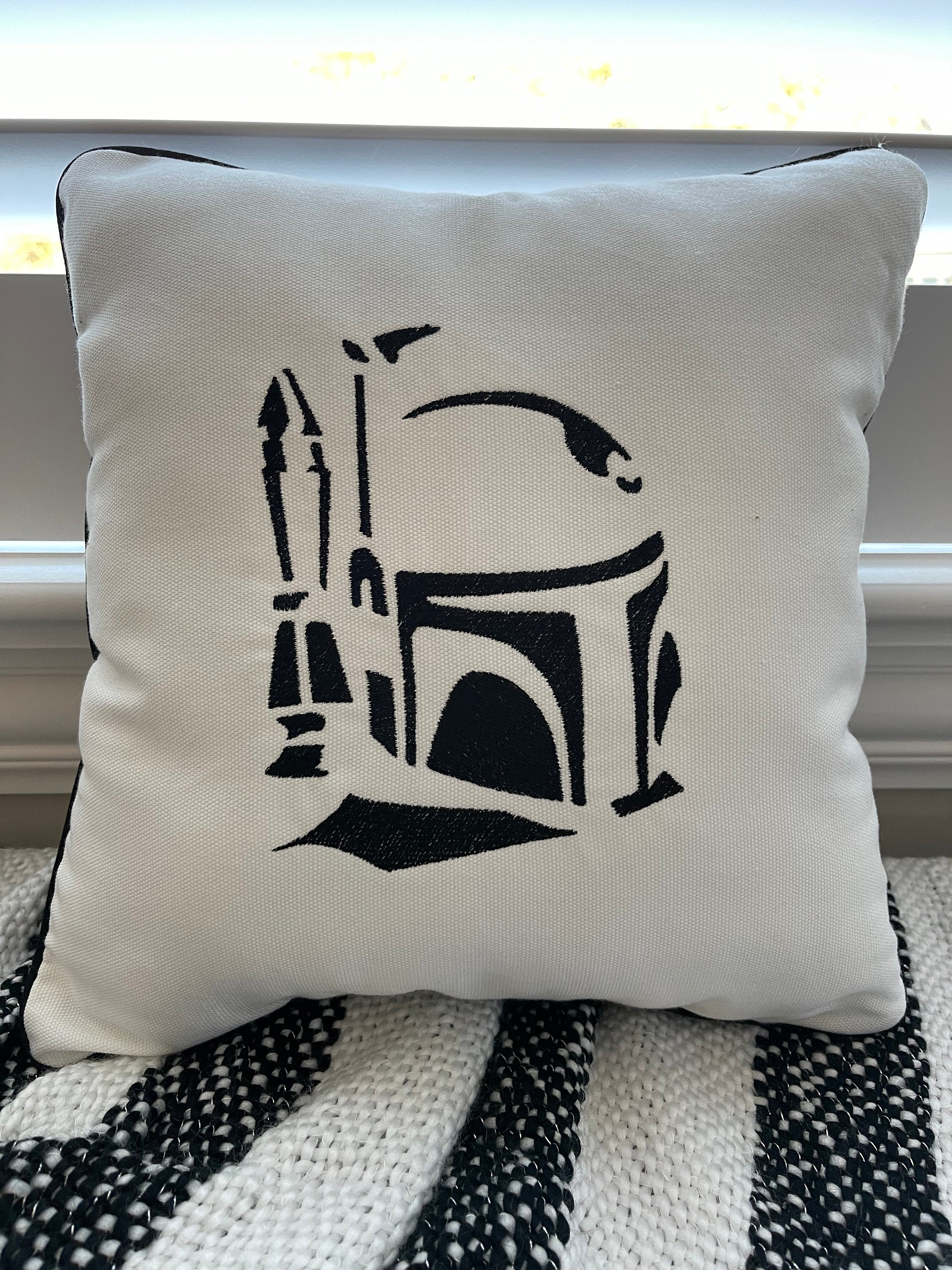  Star Wars The Mandalorian Grogu White Throw Pillow : Home &  Kitchen