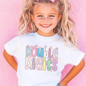 Camiseta de cumpleaños de dos dígitos con lazo, diseño personalizado de patchwork y letras florales originales, ideal para quienes desean celebrar su décimo cumpleaños. Regalo de cumpleaños para niños de 10 años. Camiseta para fiesta de cumpleaños.