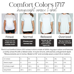 Pu&ograve; includere: Una t-shirt unisex bianca Comfort Colors 1717 pesante mostrata in quattro vestibilit&agrave;: aderente, normale, rilassata e oversize. Include etichette di testo per le taglie, un paragrafo descrittivo e una tabella delle taglie in pollici dalla S alla 3XL.