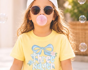 Camiseta de fiesta de cumpleaños para niñas de tres años, regalo de tres años, camiseta personalizada de moda para cumpleañera, Grandmillennial Preppy.