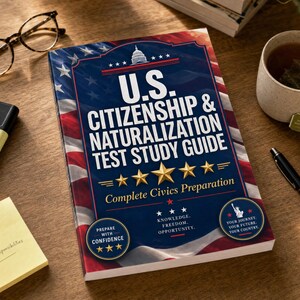 Könnte beinhalten: Ein Studienbuch für den U.S. Citizenship & Naturalization Test mit einem Einband im rot-weiß-blauen Design der amerikanischen Flagge, goldenen Sternen und Texten wie Complete Civics Preparation, Knowledge, Freedom, Opportunity und weiteren.