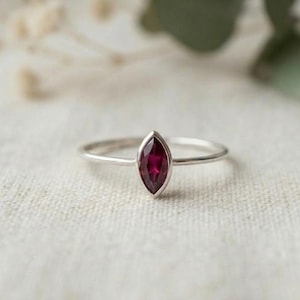 Marquise Rubin Ring 5x2.5 mm, Zarter Rubin Ring Sterling Silber, Juli Birthstone Ring, Minimalistischer Stapelbarer Ring, Rubin Schmuck Geschenk für Sie
