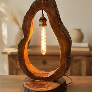 Puede incluir: Un letrero de madera rústica con el texto "Welcome to our home" en letras blancas. El letrero presenta un acabado envejecido y un diseño simple y acogedor, perfecto para la decoración de la entrada.