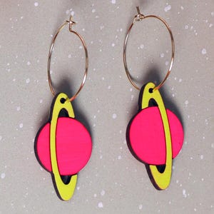 Neon Saturn Hoop Örhängen: 18k Förgyllda Örhängen