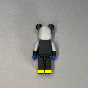 Puede incluir: Una taza de cer&aacute;mica blanca con un asa negra y el texto "But First, Coffee" en negro, con una fuente de estilo manuscrito. La taza probablemente tiene un tama&ntilde;o de 325 ml, perfecta para una bebida matutina.