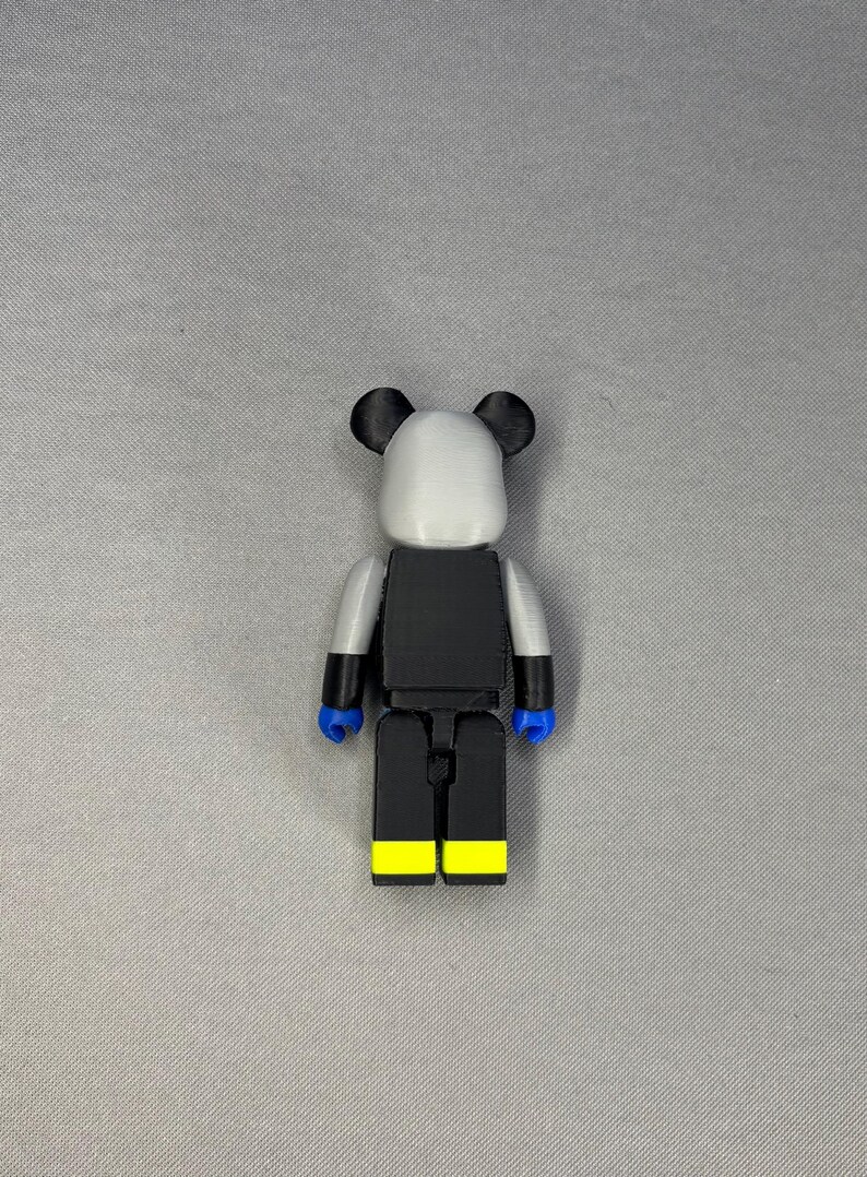 Puede incluir: Una taza de cer&aacute;mica blanca con un asa negra y el texto "But First, Coffee" en negro, con una fuente de estilo manuscrito. La taza probablemente tiene un tama&ntilde;o de 325 ml, perfecta para una bebida matutina.