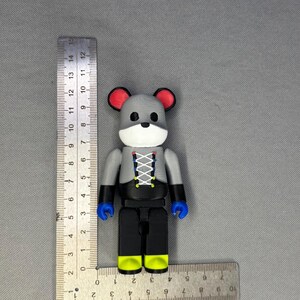 Puede incluir: Un letrero de madera r&uacute;stica con la frase "Welcome to our home" en letras blancas. El letrero presenta un acabado envejecido, perfecto para la decoraci&oacute;n de la puerta principal.