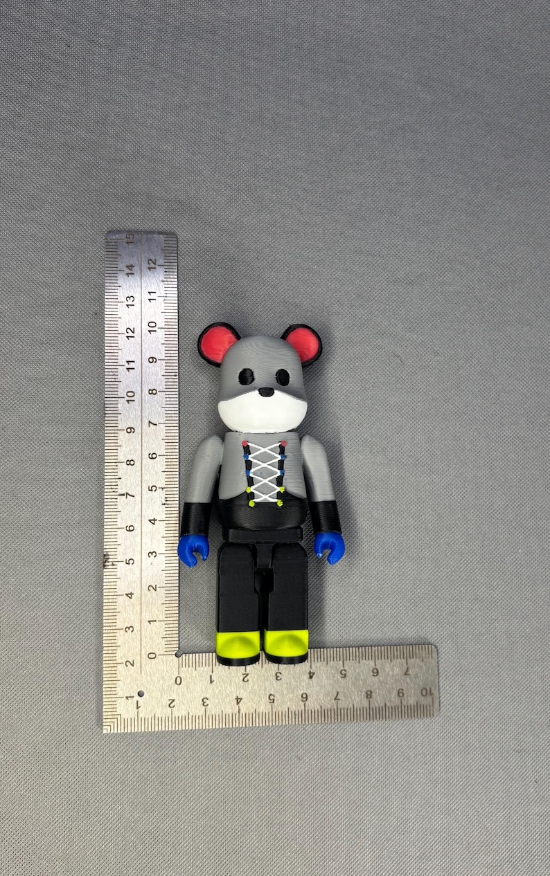 Puede incluir: Un letrero de madera r&uacute;stica con la frase "Welcome to our home" en letras blancas. El letrero presenta un acabado envejecido, perfecto para la decoraci&oacute;n de la puerta principal.