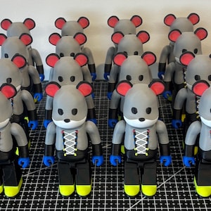 Puede incluir: Un juego de tres tazas de cer&aacute;mica con un acabado mate moteado. Las tazas son de color crema, gris claro y gris oscuro. Cada taza tiene un dise&ntilde;o simple y minimalista.