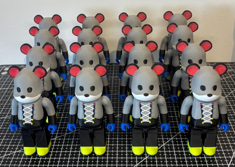 Puede incluir: Un juego de tres tazas de cer&aacute;mica con un acabado mate moteado. Las tazas son de color crema, gris claro y gris oscuro. Cada taza tiene un dise&ntilde;o simple y minimalista.