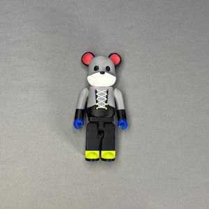 Puede incluir: Una taza de cer&aacute;mica blanca con un asa negra y el texto "But First, Coffee" en negro, en negrita. La taza est&aacute; sobre una superficie blanca.