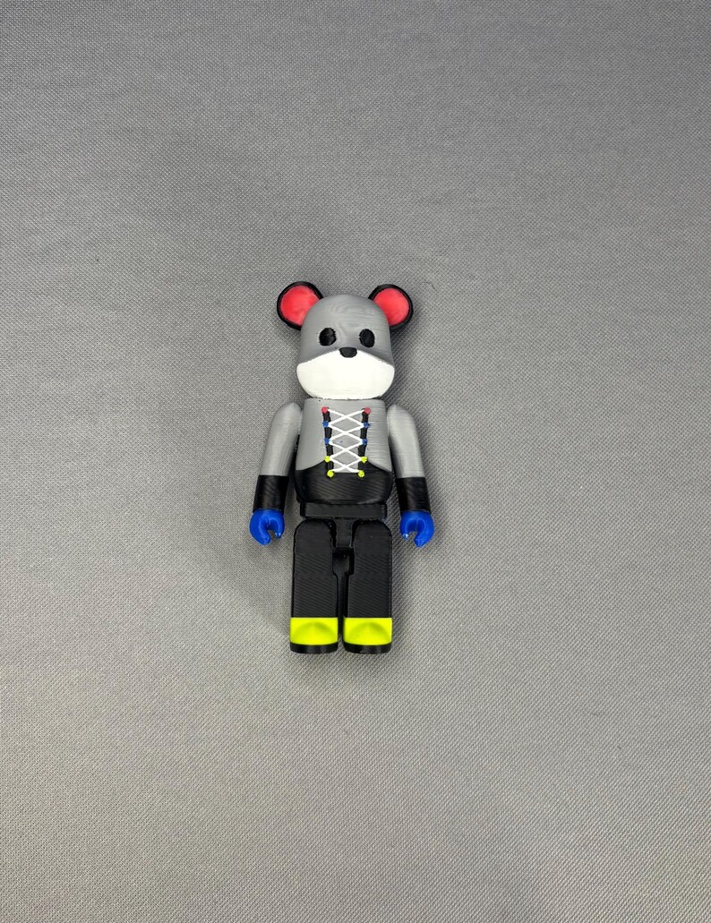 Puede incluir: Una taza de cer&aacute;mica blanca con un asa negra y el texto "But First, Coffee" en negro, en negrita. La taza est&aacute; sobre una superficie blanca.