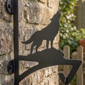 Macetero metálico con forma de lobo para el jardín.