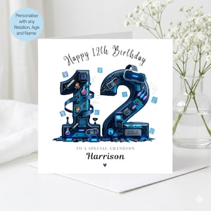 Könnte beinhalten: Eine quadratische Geburtstagskarte mit dem Text Happy 12th Birthday oben und To a Special Grandson Harrison unten. Die Zahl 12 ist in einem dunkelblauen Gaming-Thema mit pixeligen Charakteren, Schwertern und VR-Headsets illustriert.