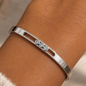 Bracelet jonc argenté à pierres coulissantes, bracelet argenté à zircon cubique mobile, manchette étanche avec pierres précieuses flottantes et dynamiques, bijou minimaliste moderne, cadeau pour elle
