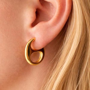 Uniwersalne złote kolczyki – biżuteria na dzień i na noc – eleganckie, minimalistyczne kolczyki – kolczyki do pracy i na kolację – ponadczasowy element