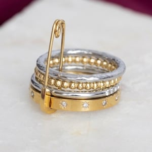 Säkerhetsnålsringar i guld, stapelbara kristallringar i blandad metall