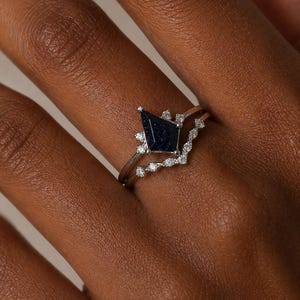 Sandstensringset med drake – Brudset i sterlingsilver – Unikt förlovningsringset – Minimalistiskt bröllopsset – Eleganta ringar – Present till henne