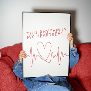 Puede incluir: Un juego de tres tazas de cerámica con un acabado moteado y mate. Las tazas son de color crema, gris claro y gris oscuro. Cada taza tiene un diseño simple y minimalista.