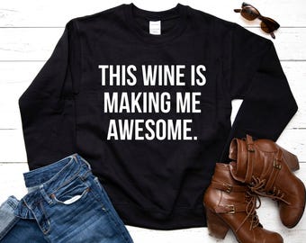 Suéter "Este vino me hace increíble" - Camiseta de vino - Regalo para mejor amiga - Sudadera de vino - Vino divertido - Regalo para ella - Despedida de soltera de vino