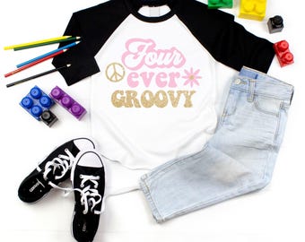 Camiseta Four Ever Groovy - Camiseta de niña de cuarto cumpleaños - Camiseta de niña de 4º cumpleaños - Camiseta de cumpleaños hippie boho con flores y margaritas - Cuarto cumpleaños