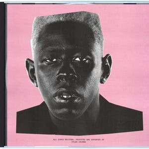 Puede incluir: Caja de CD con una imagen en blanco y negro de un rostro sobre un fondo rosa. La persona tiene el pelo corto y claro y lleva una camisa negra. El texto en la parte inferior dice: "ALL SONGS WRITTEN, PRODUCED AND ARRANGED BY TYLER OKONMA."