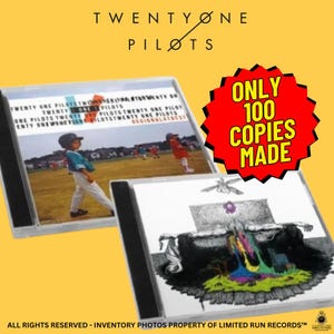 Puede incluir: Dos CD de Twenty One Pilots. Un CD presenta una foto de niños jugando béisbol, el otro una ilustración en blanco y negro con acentos coloridos. El texto incluye "TWENTY ONE PILOTS" y "ONLY 100 COPIES MADE".