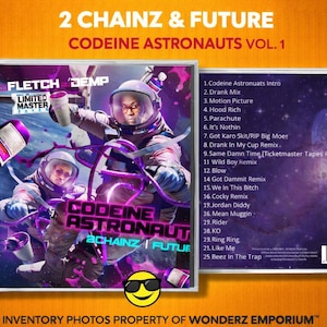 Puede incluir: Caja de CD del álbum "Codeine Astronauts Vol. 1" de 2 Chainz & Future. La portada presenta astronautas con trajes espaciales con acentos morados y rosas. La parte posterior enumera los títulos de las canciones. El texto "FLETCH DEMP" y "LIMITED MASTER" también son visibles.