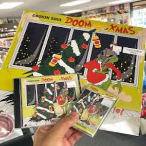 MF Doom and Cookin Soul – Doom XMAS (3-formats samlarpaket) CD, 12-tums picture disc vinyl, kassettband