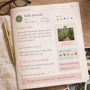 Może przedstawiać: Biały ceramiczny kubek z czarnym uchwytem i napisem "But First, Coffee" pogrubioną czcionką. Kubek stoi na drewnianej powierzchni. Kubek ma około 10 cm wysokości.