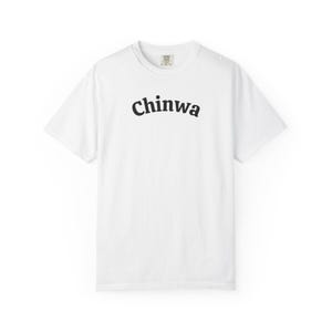 Puede incluir: Una camiseta blanca con la palabra "Chinwa" impresa en negro, con letras arqueadas en el pecho. La camiseta tiene cuello redondo y mangas cortas. La tela parece ser de un material de algodón suave.